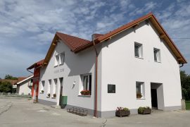 Fasada na vaško-gasilskem domu v Bratoncih